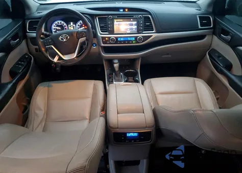 2015 Toyota Highlander Xle z USA, uszkodzony, nr VIN 5TDJKRFH3FS201154